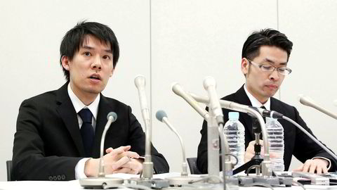 Coincheck-sjef Koichiro Wada (til venstre) bekrefter at kryptobørsen har mistet flere milliarder kroner grunnet hacking.
