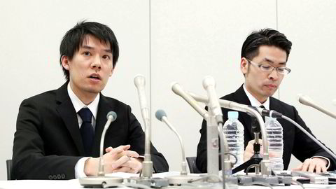 Coincheck-sjef Koichiro Wada (til venstre) bekrefter at kryptobørsen har mistet flere milliarder kroner grunnet hacking.