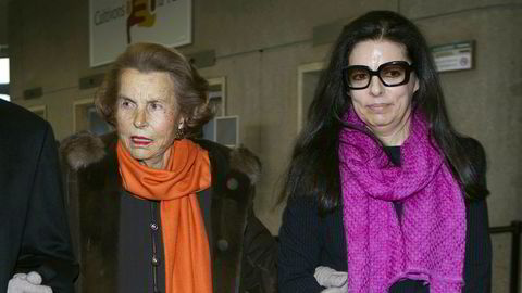 Det var store konflikter mellom Liliane Bettencourt og datteren Françoise Bettencourt Meyers (til høyre), men de ble etter hvert forlikte og datteren arver nå kosmetikkimperiet og blir verdens rikeste kvinne. Her fra en av morens siste offentlige opptredener, en mottagelse i Paris i 2011.