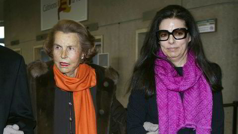 Det var store konflikter mellom Liliane Bettencourt og datteren Françoise Bettencourt Meyers (til høyre), men de ble etter hvert forlikte og datteren arver nå kosmetikkimperiet og blir verdens rikeste kvinne. Her fra en av morens siste offentlige opptredener, en mottagelse i Paris i 2011.
