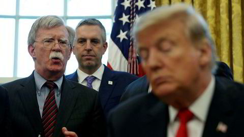 President Donald Trump lyttet lenge til nasjonal sikkerhetsrådgiver John Bolton. Nå er hanskene kastet.