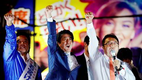 Japanske velgere vil sannsynligvis gjenvelge Shinzo Abe (midten) og Det liberaldemokratiske partiet i helgen.