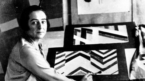 Kunst på skjørt og papir. Sonia Delaunay på atelieret sitt i Paris, i 1924.