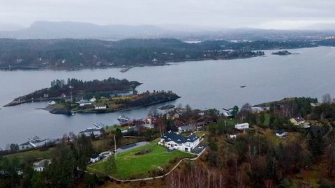 Sparebank 1 Østlandet har pant på totalt 40 millioner kroner i Villa Glitre på Gåsøya i Oslofjorden. Villaen eies fra skatteparadiset Isle of Man.