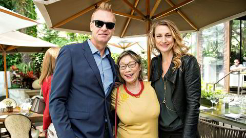 Kjersti Flaa (til høyre) deltok på lunsj med HFPA. Her sammen med samboeren Magnus Sundholm og Yoko Narita, som begge er medlemmer av HFPA.
