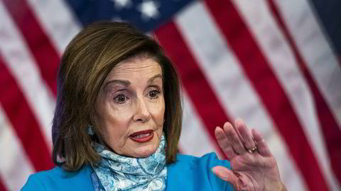Demokratenes leder i Representantenes hus, Nancy Pelosi, la tirsdag fram et forslag til ny krisepakke. Den er på over 30.000 milliarder kroner.