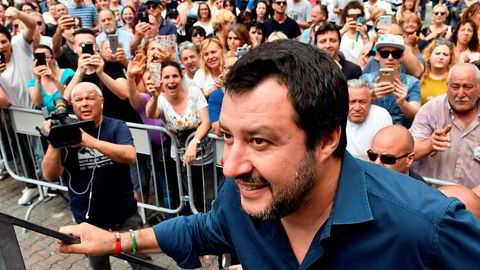 Ligaens leder Matteo Salvini (bildet) og M5S-leder Luigi Di Maio har sittet i forhandlinger i hele dag. Nå skal de to partiene være enige om en ny avtale for å danne ny regjering.