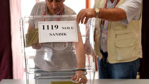Tyrkerne gikk til valgurnene søndag. Her fra et av valglokalene i Istanbul.