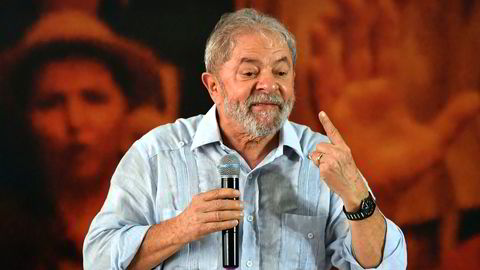 Valgkampfølget til Brasils tidligere president Luiz Inacio Lula da Silva ble truffet av flere skudd på en reise sør i landet.