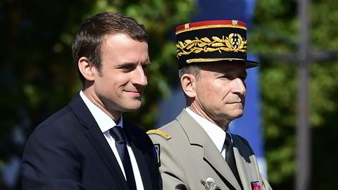 Macron sammen med den tidligere sjefen for landets militære, Pierre de Villiers. De to har vært i en ordkrig i de siste ukene.