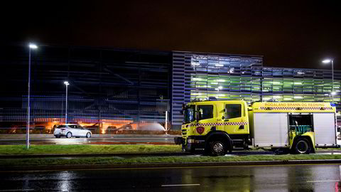 Deler av parkeringshuset på Stavanger lufthavn Sola har kollapset, og flytrafikken er stengt.