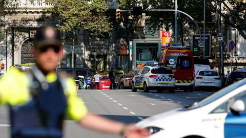 Politiet i Barcelona har sperret av områder rundt hovedgaten La Rambla, der en varebil torsdag kjørte ned flere mennesker.