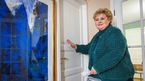 Erna Solberg var oppe før klokken syv mandag denne uken for å legge det siste strøket hvitmaling på den gamle furudøren. Da hun først begynte å pusse opp, ballet det på seg og stadig mer skulle tas.