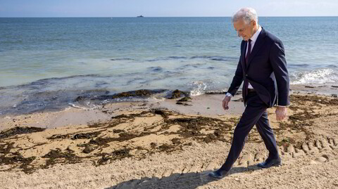 Statsminister Jonas Gahr Støre fremstår som en lite overbevisende som politiker i «Partiet». Det virker knapt som det finnes en salat han ikke har tråkket i. Her tråkker hans langs stranden i Normandie i anledning 80-årsmarkeringen for D-dagen i sommer.