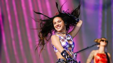 Denne uken ble det klart at Olivia Rodrigo kommer til Oslo Spektrum tirsdag 28. mai. Her er hun på scenen på Glastonburyfestivalen i sommer.