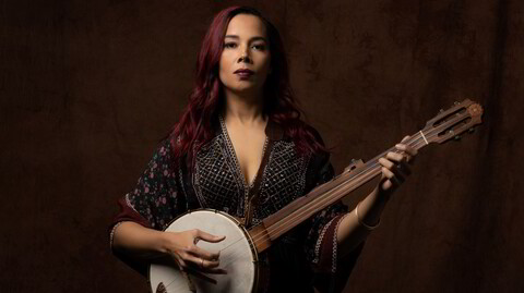 Kulturhistoriker og knallmusiker Rhiannon Giddens med Silkroad Ensemble lager musikk, film og podkast om byggingen av den transamerikanske jernbanen.