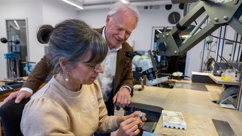 Gullsmed og designer Melanie Schreiner i Juvelér Langaard jobber med en ring som skal få en diamant. Bak henne står grunnleggeren Conrad Langaard.