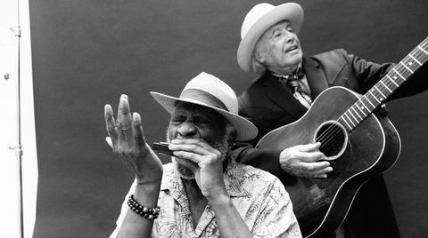 Taj Mahal (til venstre) og Ry Cooder samarbeidet under de psykedeliske 1960-årene i California. Nå møtes de igjen på bluesalbumet «Get on Board».