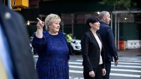 Statsminister Erna Solberg og «jagerpilot» Ine Marie Eriksen Søreide spaserte sammen fra hotellet ned til FN-bygningen mandag morgen.