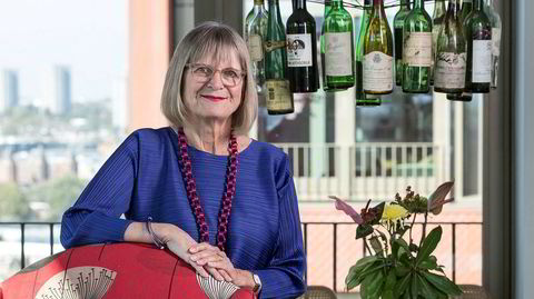 Financial Times' egen vinjournalist Jancis Robertson har samlet berømte vinflasker som ble drukket på 80-tallet i lysekronen over spisebordet. – Sånne sjeldne viner drikker vi jo nesten aldri lenger, sukker hun.
