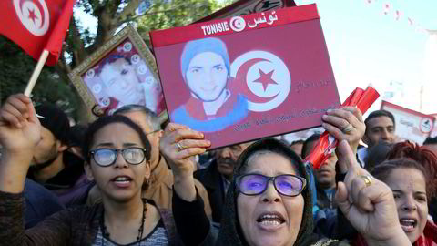 Folk deltar i demonstrasjoner på sjuårsdagen for avsettelsen av president Zine El-Abidine Ben Ali i Tunis, Tunisias hovedstad.