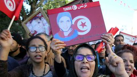 Folk deltar i demonstrasjoner på sjuårsdagen for avsettelsen av president Zine El-Abidine Ben Ali i Tunis, Tunisias hovedstad.