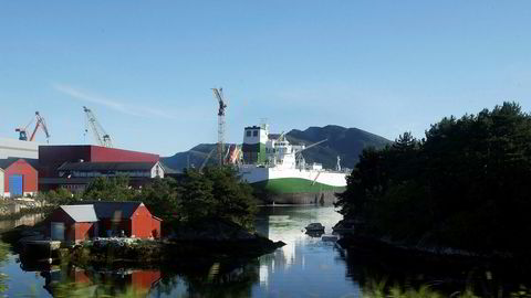 Norsk sjømannsforbund går hardt ut mot norske rederier som bruker utenlandsk arbeidskraft. Her fra et skipsanlegg utenfor Florø.