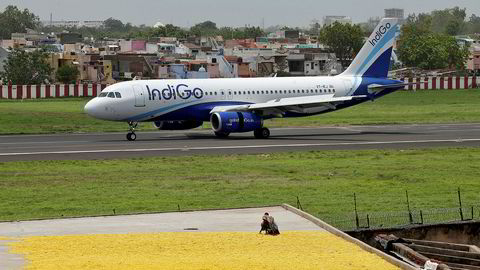 Det indiske lavprisflyselskapet IndiGo har satt inn en rekordstor enkeltordre på Airbus-fly verdt nesten 300 milliarder kroner. Airbus har tatt nesten alt av flykontrakter i Asia i år mens Boeings problemfly 737 Max har stått på bakken.