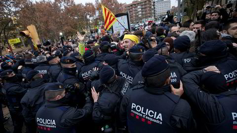 Myndighetene trekker tilbake politi fra Catalonia.