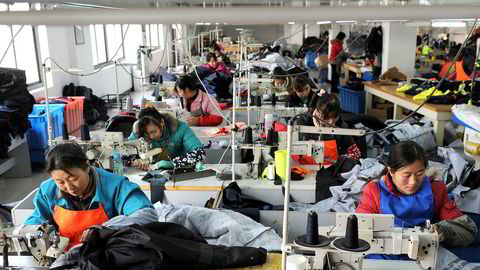 Ansatte ved en kinesisk tekstilfabrikk. – Kina blir mindre attraktivt nå nettopp på grunn av økte lønninger, skriver artikkelforfatteren.