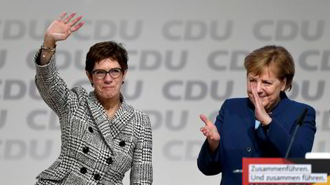 Annegret Kramp-Karrenbauer (til venstre) ble heiet frem av Tysklands forbundskansler Angela Merkel. Nå trekker hun seg.