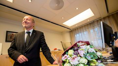 Geir Inge Sivertsen (H) fikk en meget kort karriere som fiskeriminister. Her under nøkkeloverleveringen.