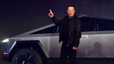 Elon Musk vil fra nå av prioritere å sende vanlige folk til verdensrommet.