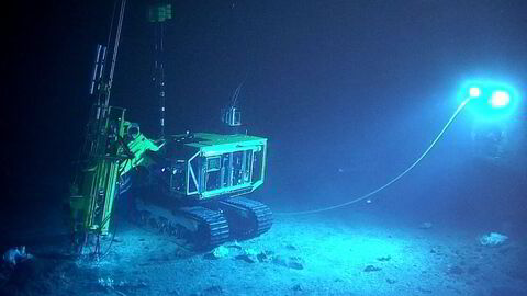 Leteselskapet Adepth har brukt denne kjerneboringsriggen på forskningstokt på Mohnsryggen, midt mellom Jan Mayen og Svalbard. Ifølge selskapet kan de sikre at utvinningen av havbunnsmineraler skjer på en miljømessig ansvarlig måte.