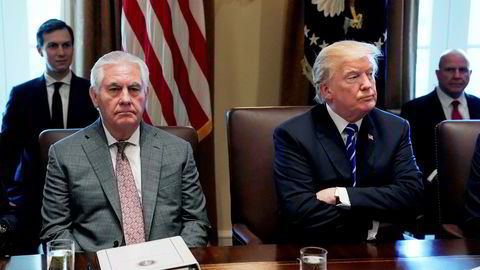 Forholdet mellom president Donald Trump og utenriksminister Rex Tillerson har lenge vært anstrengt. Spesielt etter at Tillerson skal ha beskrevet Trump som en «idiot» («moron») i en privat samtale.