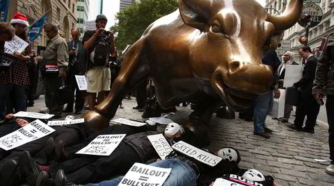 Demonstranter i New York viste i 2008 sin avsky mot at finanseliter slapp billig unna finanskrisen. De brukte sin økonomiske makt til å sikre at de ikke ville måtte lide konsekvenser for krisen de selv hadde skapt.