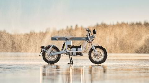 Øse på. Stefan Ytterborn står bak motocross-nasjonen Sveriges første elektriske avkom, Cake. Modellen Ösa koster fra cirka 70.000 kroner, og kan leveres med skistativ.