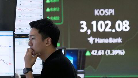 Det er avventende reaksjoner ved asiatiske markeder etter at USAs president Donald Trump sendte ut brev med nye tollsatser til blant annet Japan, Sør-Korea og fem sørøstasiatiske land. Her fra Hana Banks hovedkontor i Seoul i Sør-Korea.