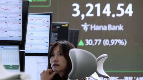 Det er bred oppgang ved børsene i Asia, blant annet for Kospi-indeksen ved Seoul-børsen. Sør-Korea unngikk en teknisk resesjon etter å ha fått en vekst i andre kvartal. KØospi-indeksen har steget med 33 prosent i 2025. Her fra valutadesken ved hovedkontoret til Hana Bank.