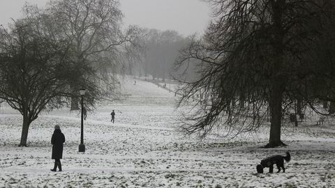 Storbritannia har i likhet med resten av Europa vært rammet av uvanlig kaldt vær de siste dagene. Dette bildet ble tatt lørdag i Primrose Hill-parken i London.