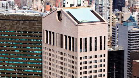 Postmoderne. Det er først og fremst den karakteristiske formen øverst som har gjort Philip Johnsons nesten 200 meter høye skyskraper på Manhattan berømt som et postmoderne monument.