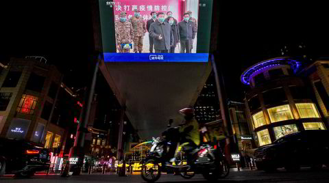 En videoskjerm i Beijing viser en nyhetssending hvor Kinas president Xi Jinping besøker Wuhan den 19. mars. Observatører mener nødhjelpsinnsatsen fra Kina under koronakrisen indirekte har hjulpet Kinas president Xi Jinping å forbedre landets image internasjonalt.