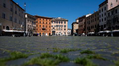 Gresset har begynt å spire mellom brosteinene på Piazza Navona i Roma i april. Menneskene som vanligvis tramper ned alle tegn til vekst har holdt seg hjemme i tre uker.