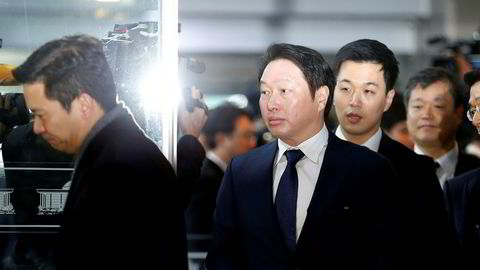 Styreformann Chey Tae-won i sørkoreanske SK Group har ønsket skilsmisse fra sin kone i flere år. Nå gir hun etter – i bytte mot et skilsmisseoppgjør verdt 11 milliarder kroner. Her ankommer Chey en parlamentshøring i Seoul i 2016.
