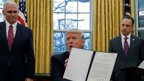 President Donald Trump bytter ut stabssjef Reince Priebus (til høyre). Til venstre er visepresident Mike Pence.