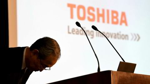 Toshibas konsernsjef Satoshi Tsunakawa måtte bukke dypt og komme med en unnskyldning i slutten av juni da selskapet ikke klarte å legge frem reviderte årsregnskaper - etter flere utsettelser. Selskapet har fått en siste frist til denne uken.