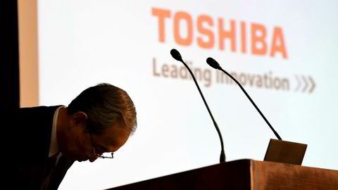 Toshibas konsernsjef Satoshi Tsunakawa måtte bukke dypt og komme med en unnskyldning i slutten av juni da selskapet ikke klarte å legge frem reviderte årsregnskaper - etter flere utsettelser. Selskapet har fått en siste frist til denne uken.