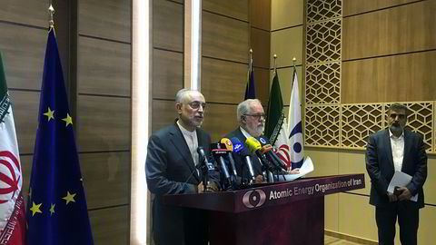 Irans atomvåpensjef Ali Akbar Salehi snakker under en pressekonferanse sammen med EUs energikomissær Miguel Arias Cañete i Teheran i Iran lørdag.