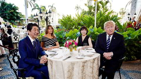 17. april var president Donald Trump og førstedame Melania Trump vertskap for Japans statsminister Shinzo Abe og hans kone Akie Abe på Trumps feriested Mar-a-Lago i Florida.