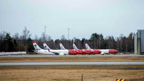 På Oslo lufthavn Gardermoen står en rekke av Norwegians fly parkert langs rullebanen og terminalene. Det er uklart om kreditorene som har finansiert selskapets voldsomme flybestillinger er villig til å støtte selskapets kriseplan.